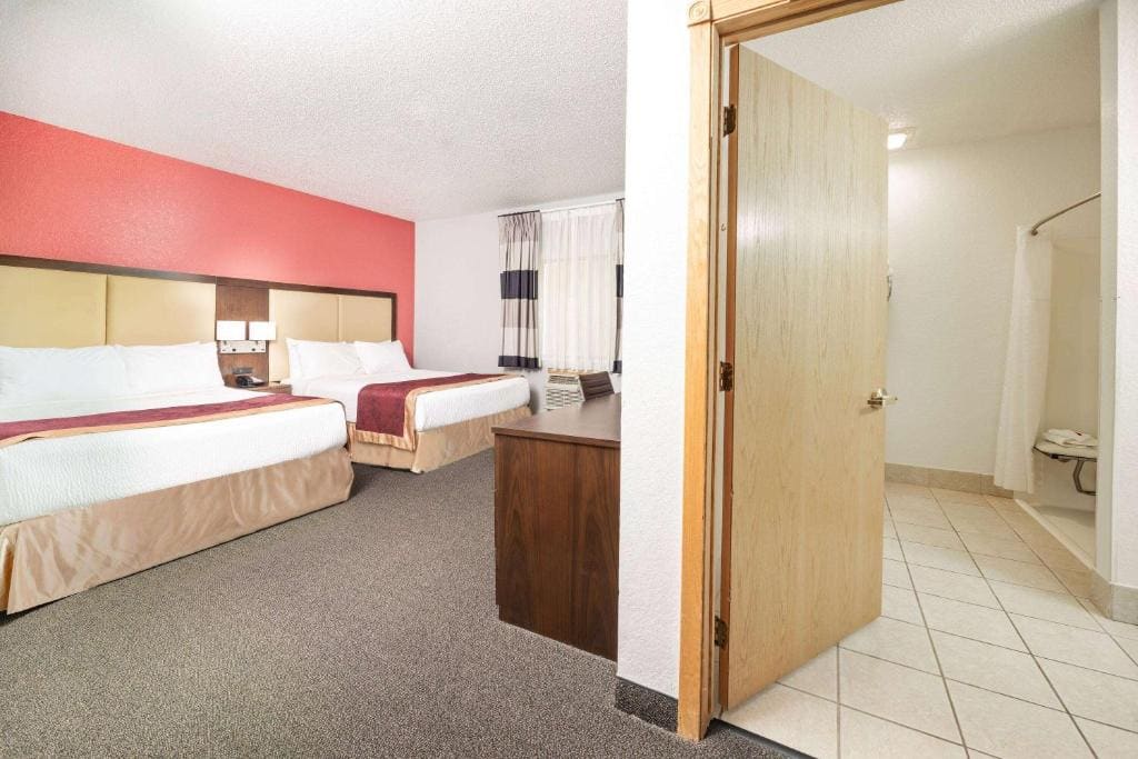 Queen Room with Two Queen Beds and Pool View - Disability Access/Non-Smoking room - Image 2