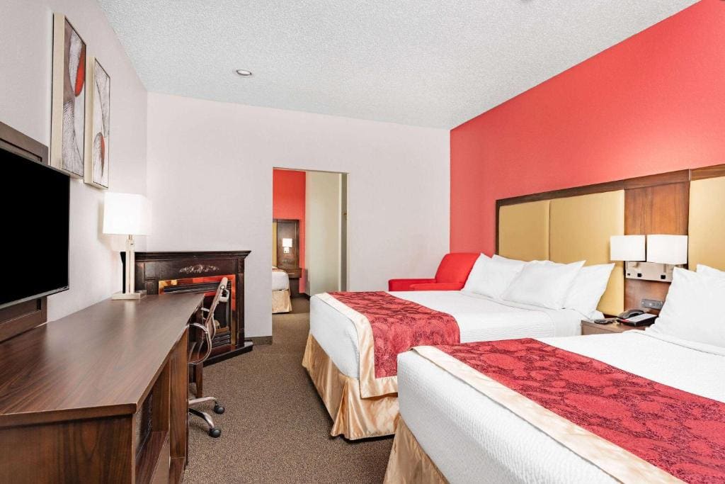 Queen Suite with Three Queen Beds - Non-Smoking room - Image 1