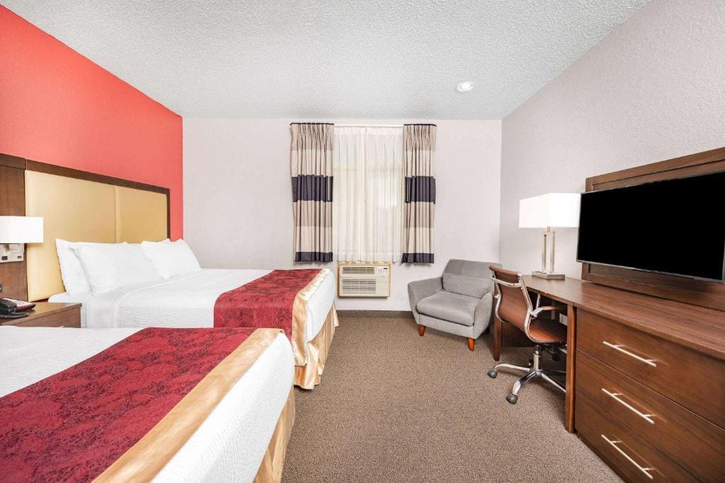 Queen Room with Two Queen Beds - Non-Smoking room - Image 2