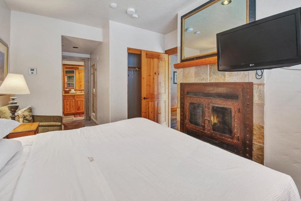 Two-Bedroom Deluxe Condo room - Image 2