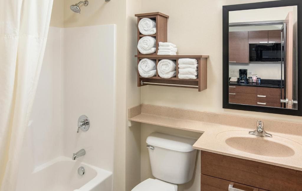 Queen Room with Recliner - Hearing Accessible room - Image 2