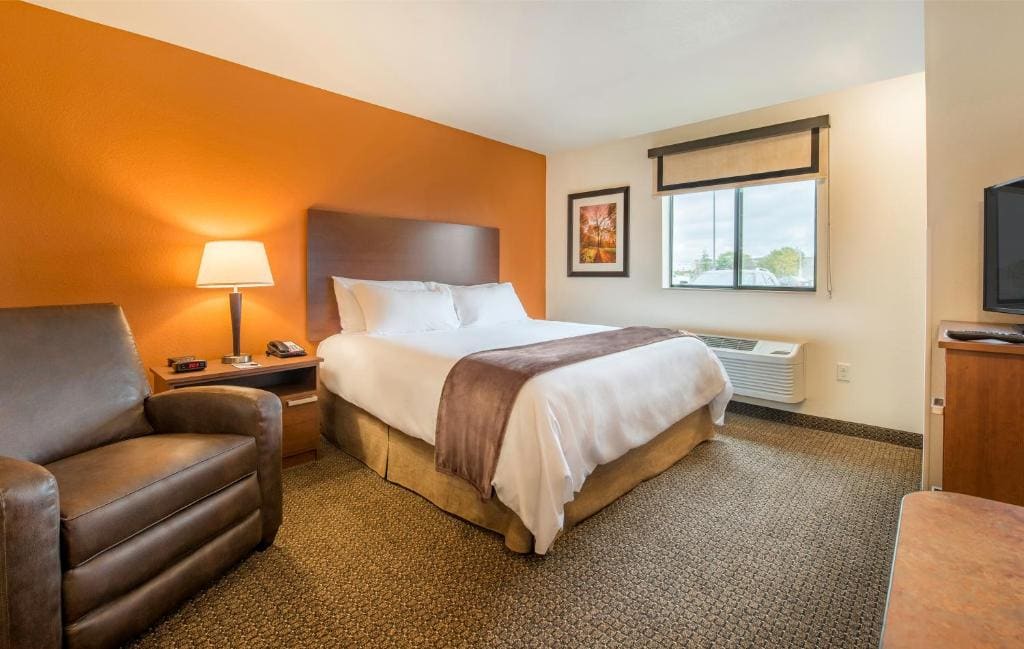 Queen Room with Recliner - Hearing Accessible room - Image 1