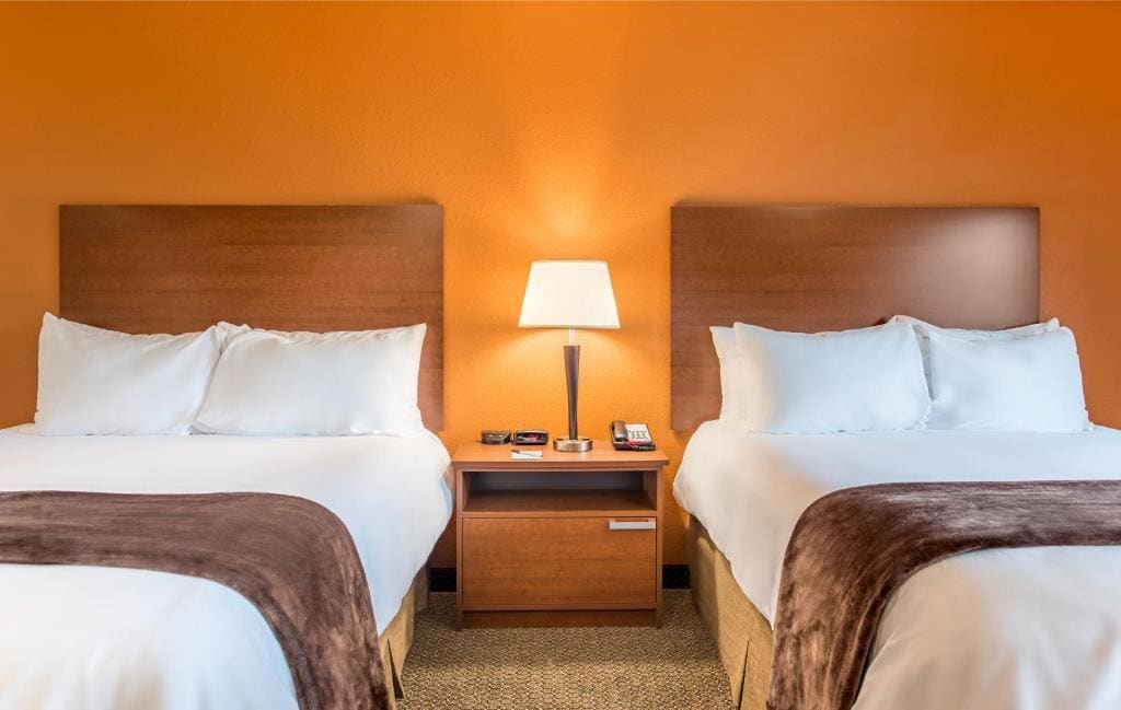 Queen Room with Two Queen Beds - Hearing Accessible room - Image 3