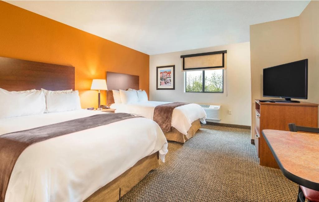 Queen Room with Two Queen Beds - Hearing Accessible room - Image 1