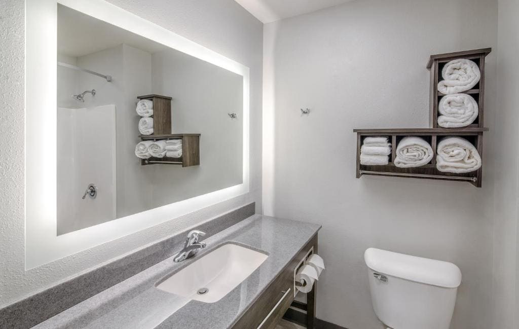 Queen Room with Recliner - Hearing Accessible room - Image 2