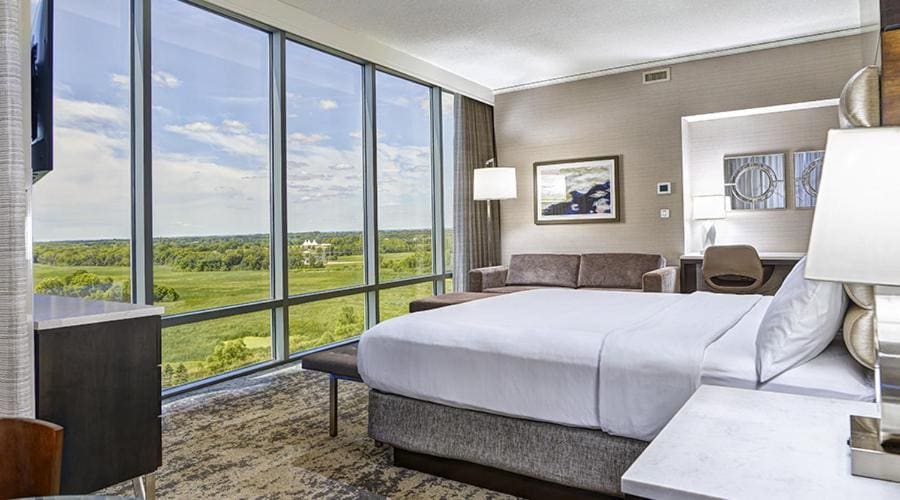 Promenade Tower King Suite room - Image 2