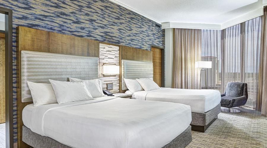 Promenade Two Queens room - Image 1