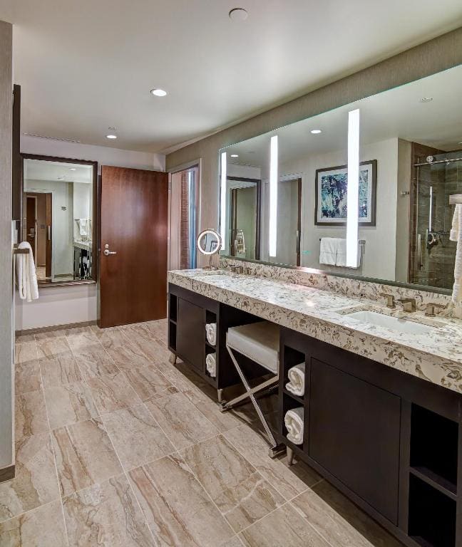 Promenade Tower King Suite room - Image 3
