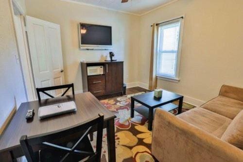 Deluxe Queen Suite room - Image 2