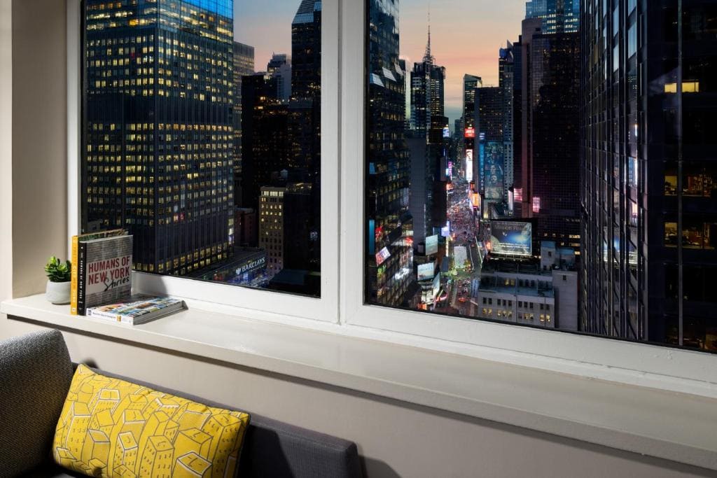 Social Deluxe Times Square King -Ball Drop View room - Image 2