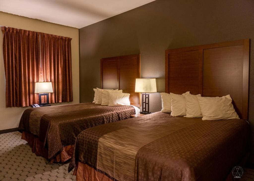 Queen Room with Two Queen Beds room - Image 3
