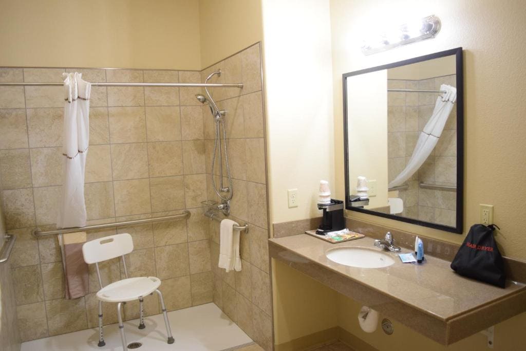 Queen Room - Disability Access room - Image 2