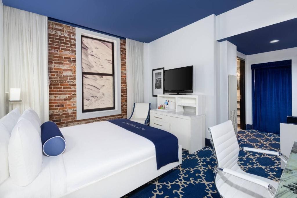 King Room with Roll-in Shower - Mobility and Hearing Accessible room - Image 1