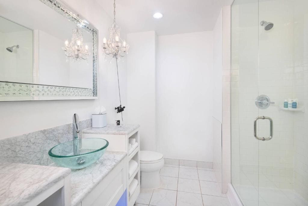 King Room with Roll-in Shower - Mobility and Hearing Accessible room - Image 3