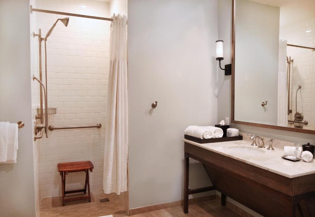 Deluxe King Accessible room - Image 1