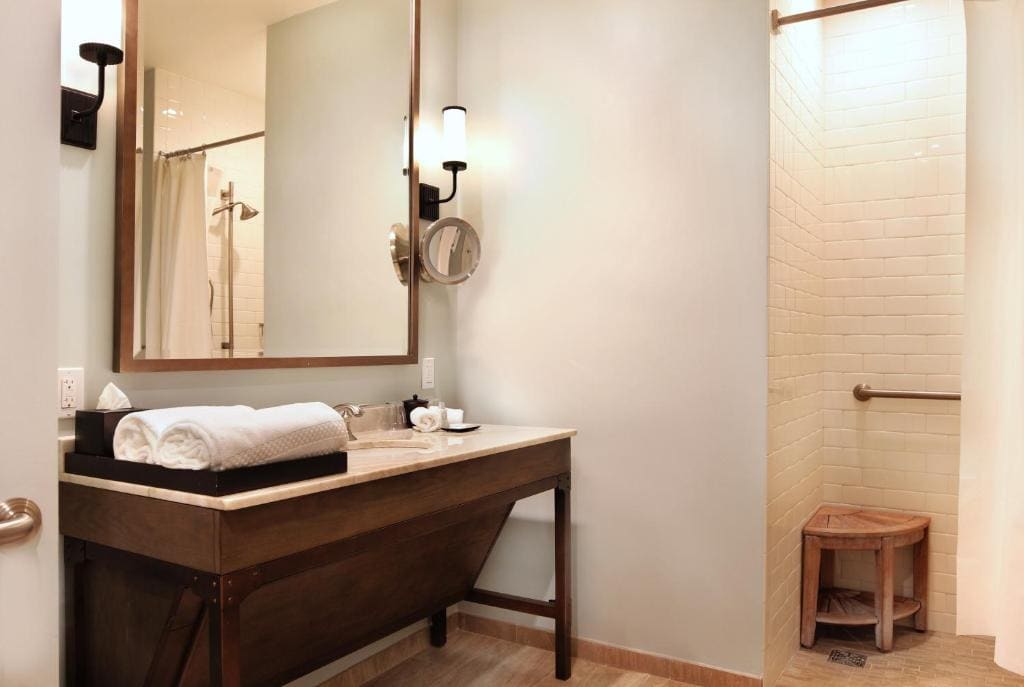 Deluxe King Accessible room - Image 3
