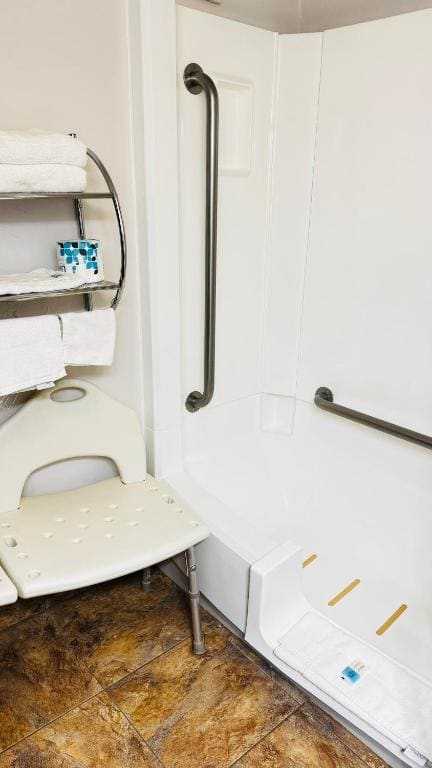 Queen Room with Bath Tub - Mobility Accessible/Non-Smoking room - Image 2