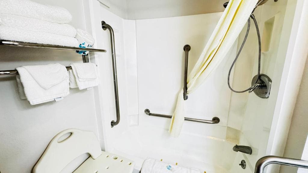 Double Room with Two Double Beds and Bath Tub - Mobility Accessible/Non-Smoking room - Image 2