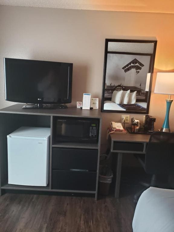 Deluxe Queen Room - Non-Smoking room - Image 2