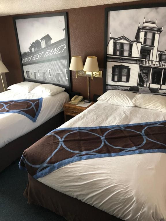 Double Room with Two Double Beds and Bath Tub - Mobility Accessible/Non-Smoking room - Image 1