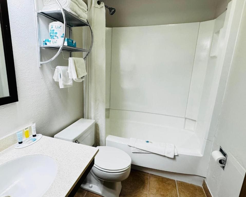 Deluxe Queen Room - Non-Smoking room - Image 3