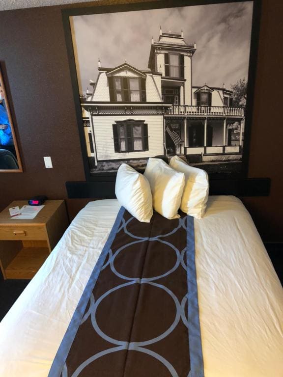Queen Room with Bath Tub - Mobility Accessible/Non-Smoking room - Image 1