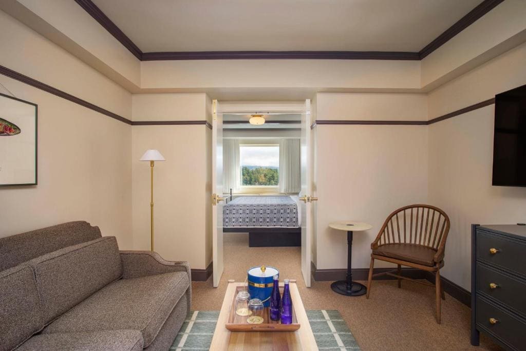 King Room with Sofa Bed and Lake View - High Floor room - Image 2