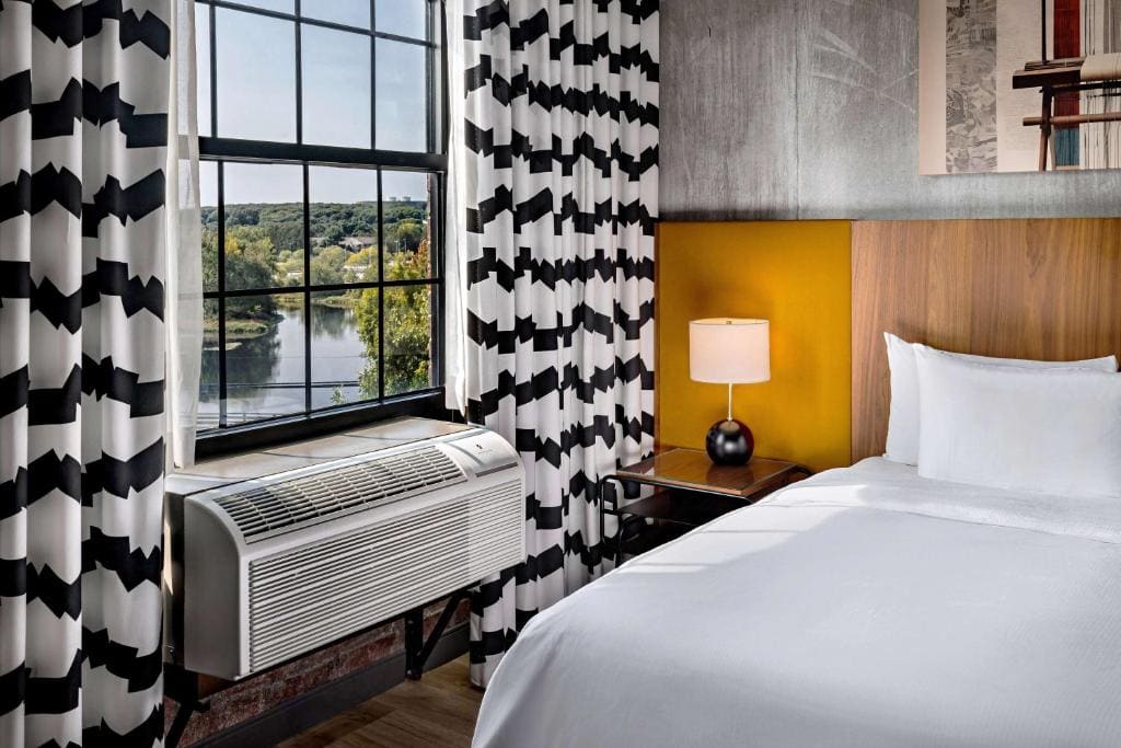King Suite with River View room - Image 2