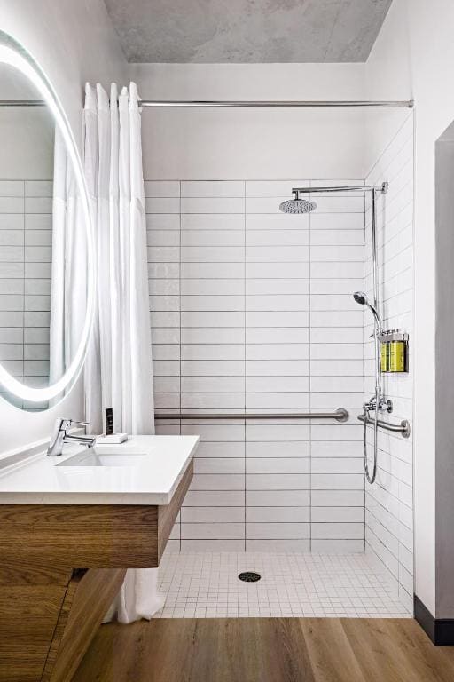 King Room with Roll-In Shower - Mobility/Hearing Accessible room - Image 3