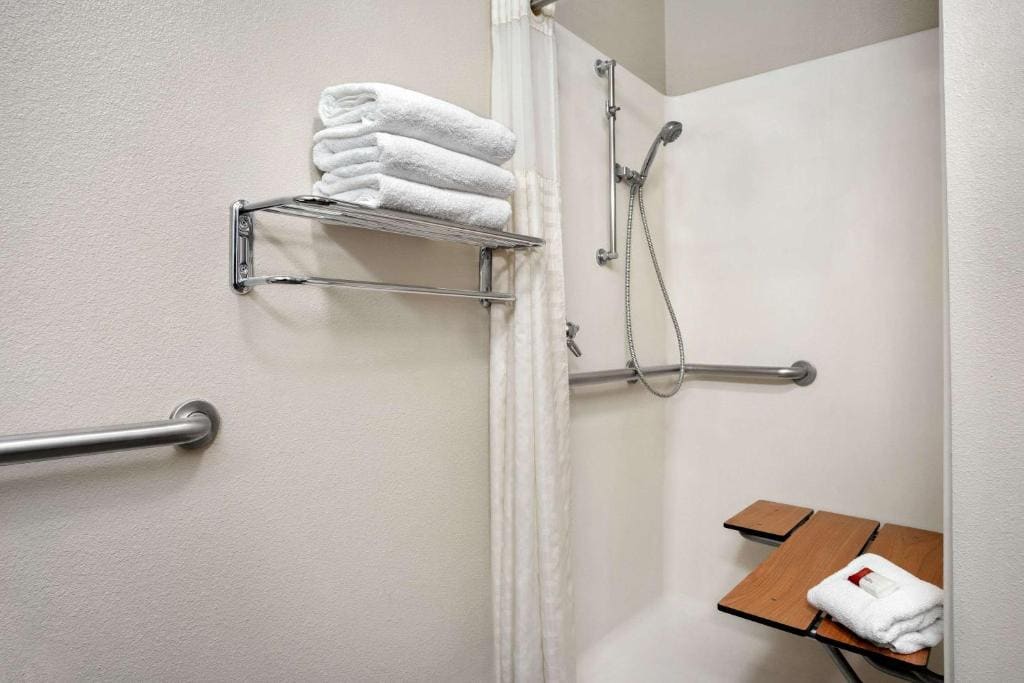 Deluxe Queen Room - Mobility Access/Non-Smoking room - Image 1