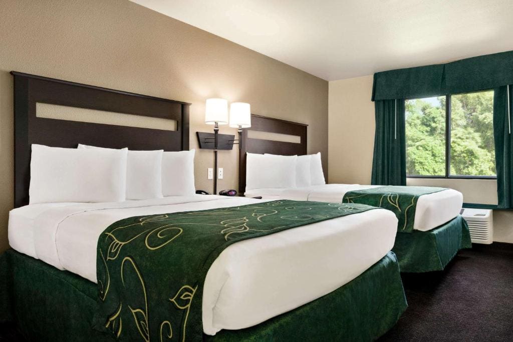 Queen Room with Two Queen Beds - Non-Smoking room - Image 1