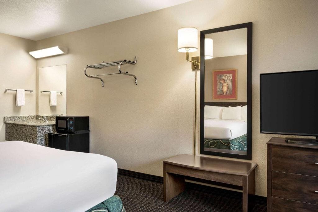 Queen Room - Non-Smoking - Non Pet Friendly room - Image 2