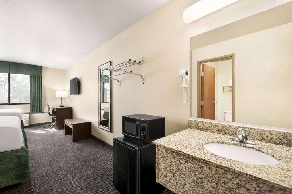 Queen Room with Two Queen Beds - Non-Smoking room - Image 2