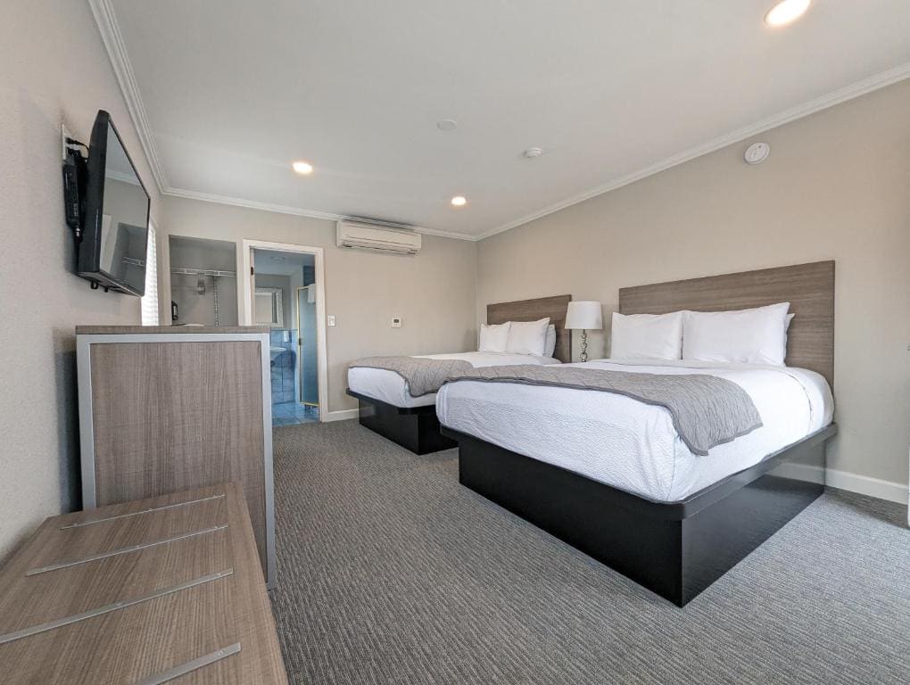 Queen Room with Two Queen Beds room - Image 2