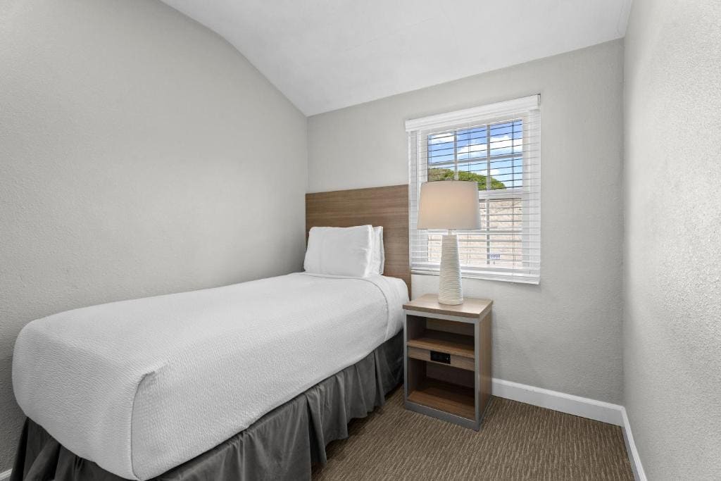 Family Room room - Image 2