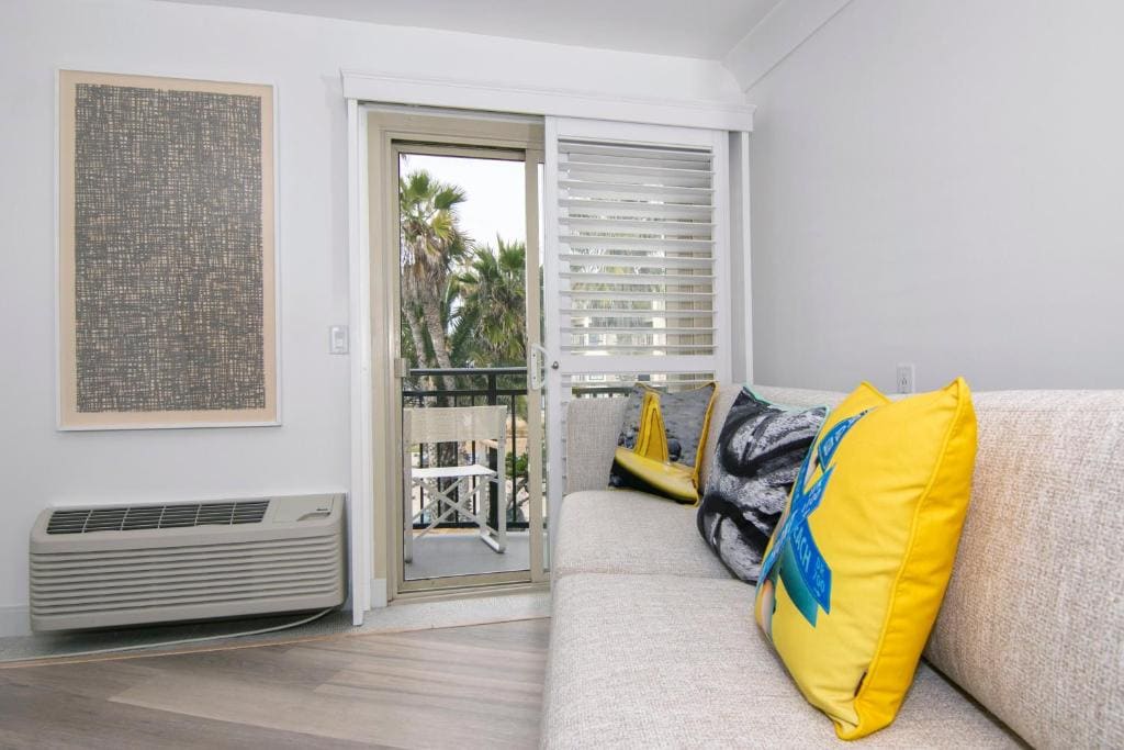 Standard Double Queen Room room - Image 3