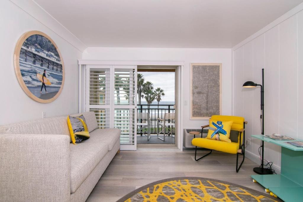 Standard Room with Ocean Front room - Image 3