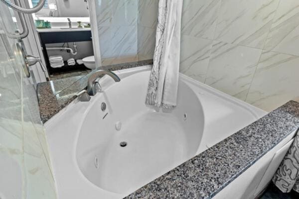 King Suite with Spa Bath room - Image 1