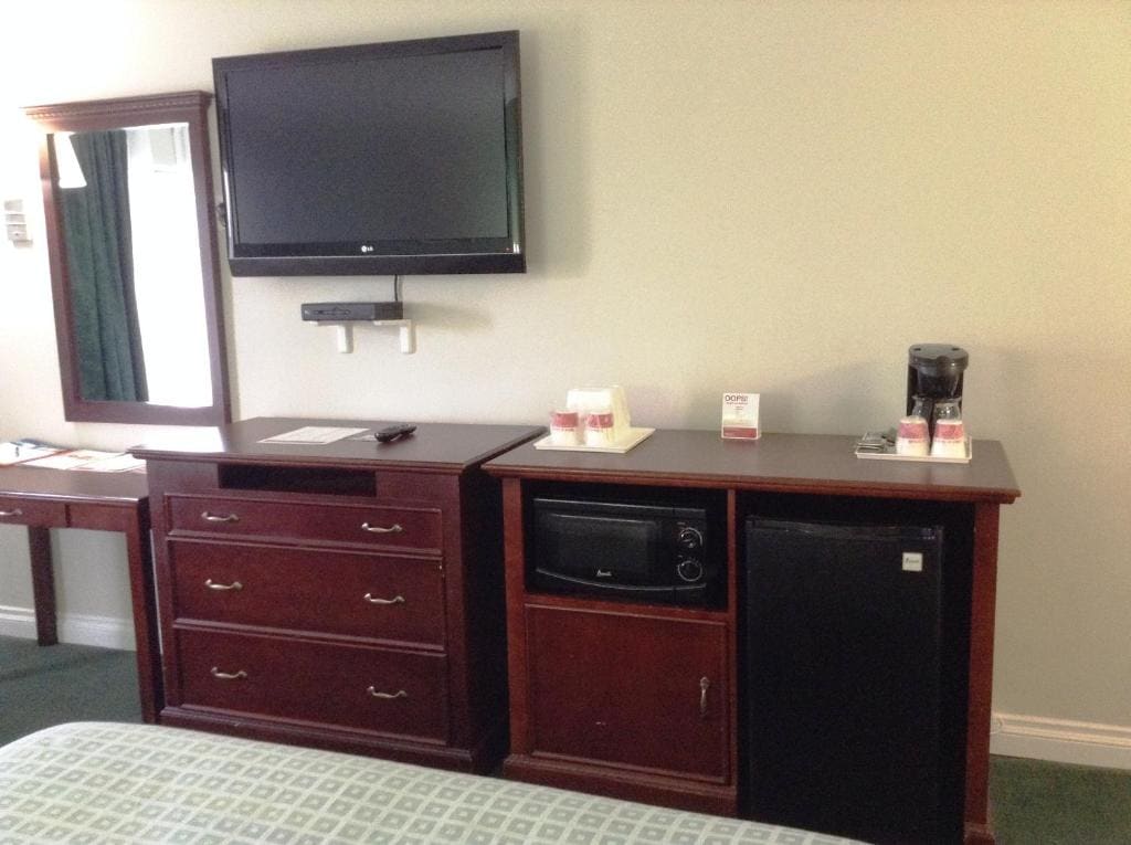 Queen Room with Two Queen Beds - Non-Smoking room - Image 3