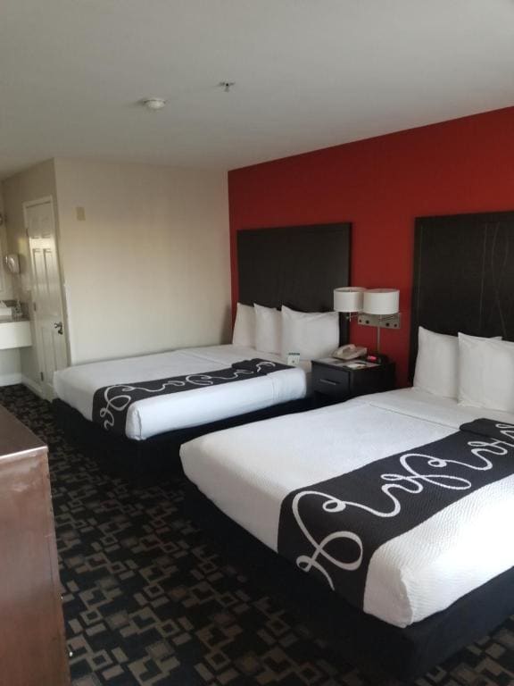 Queen Room with Two Queen Beds - Non-Smoking room - Image 1