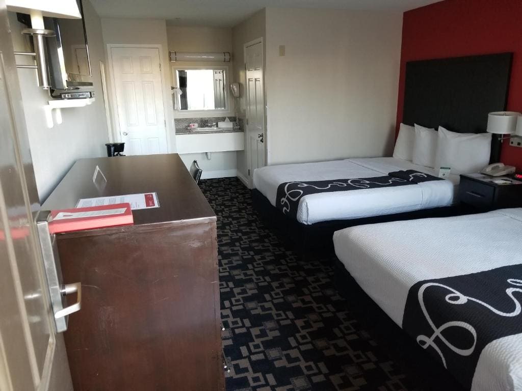 Queen Room with Two Queen Beds - Non-Smoking room - Image 2