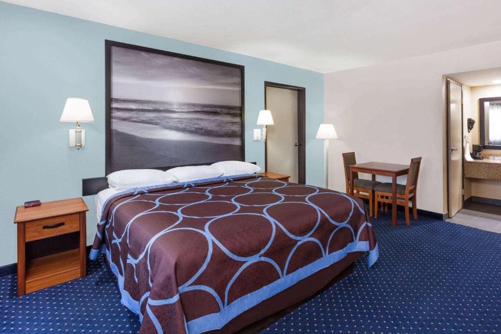 King Room - with Mobility/Hearing Impaired Access - Non-Smoking room - Image 1
