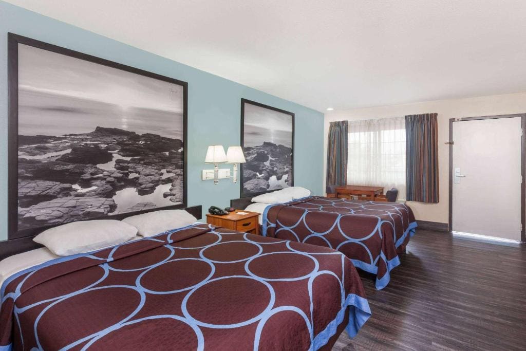 Queen Room with Two Queen Beds - Non-Smoking room - Image 1