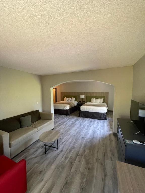 One-Bedroom Suite with Two Queen Beds and Whirlpool - Non-Smoking room - Image 2