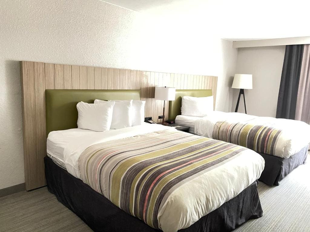 One-Bedroom Suite with Two Queen Beds and Whirlpool - Non-Smoking room - Image 1