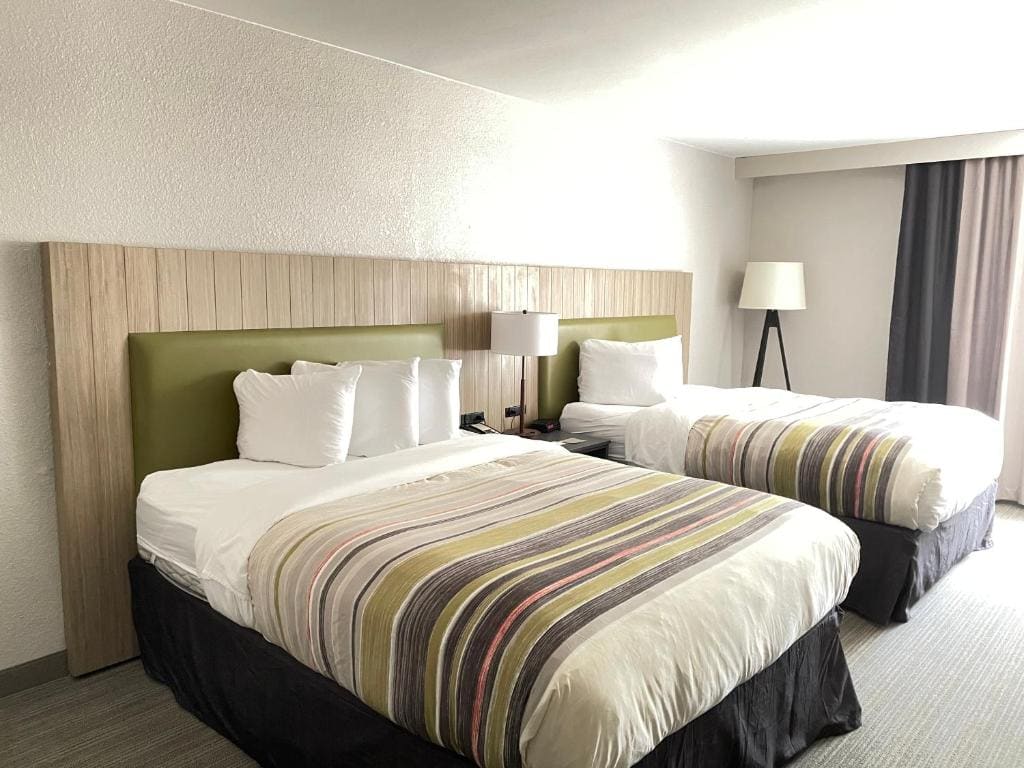 Queen Room with Two Queen Beds - Non-Smoking room - Image 1