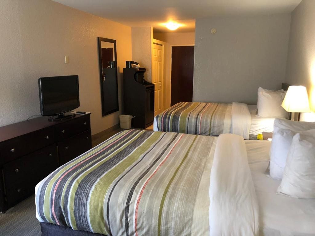 Queen Room with Two Queen Beds - Non-Smoking room - Image 3