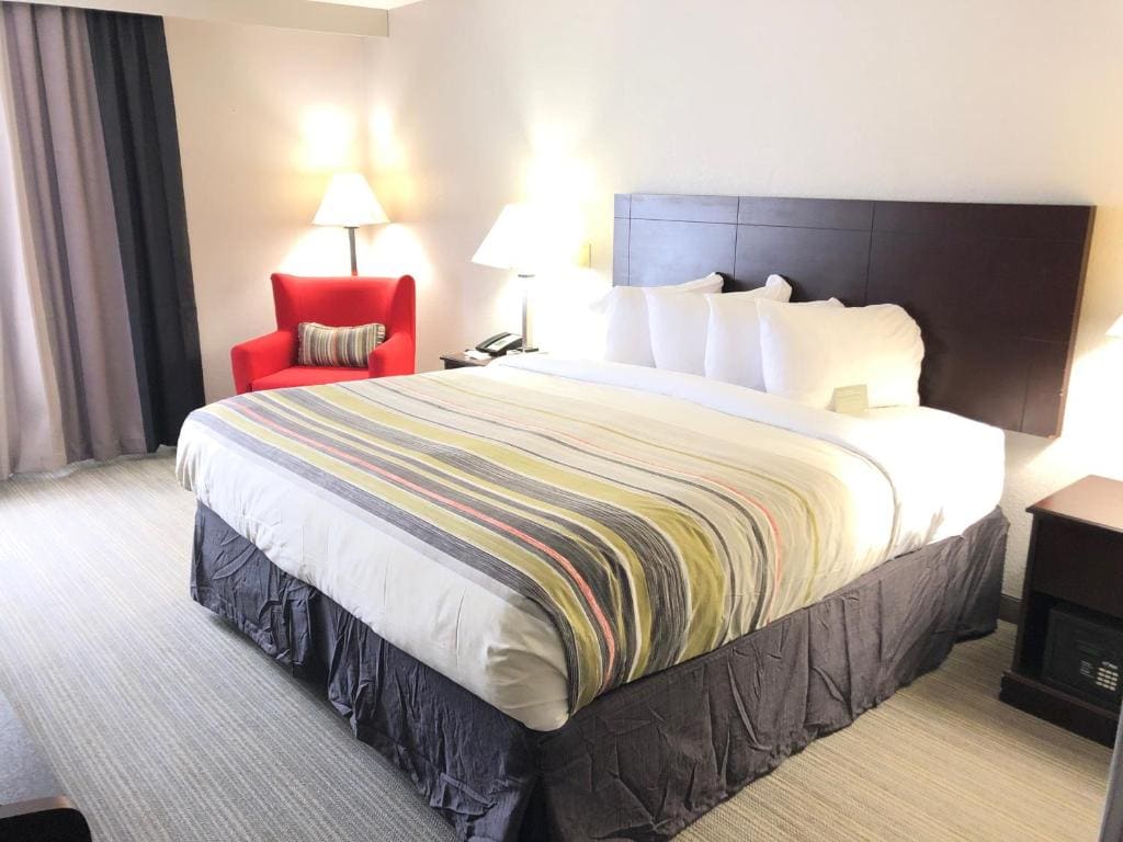 King Room with Roll-in Shower - Disability Access/Non-Smoking room - Image 1