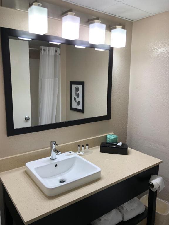 One-Bedroom Suite with Two Queen Beds and Whirlpool - Non-Smoking room - Image 3