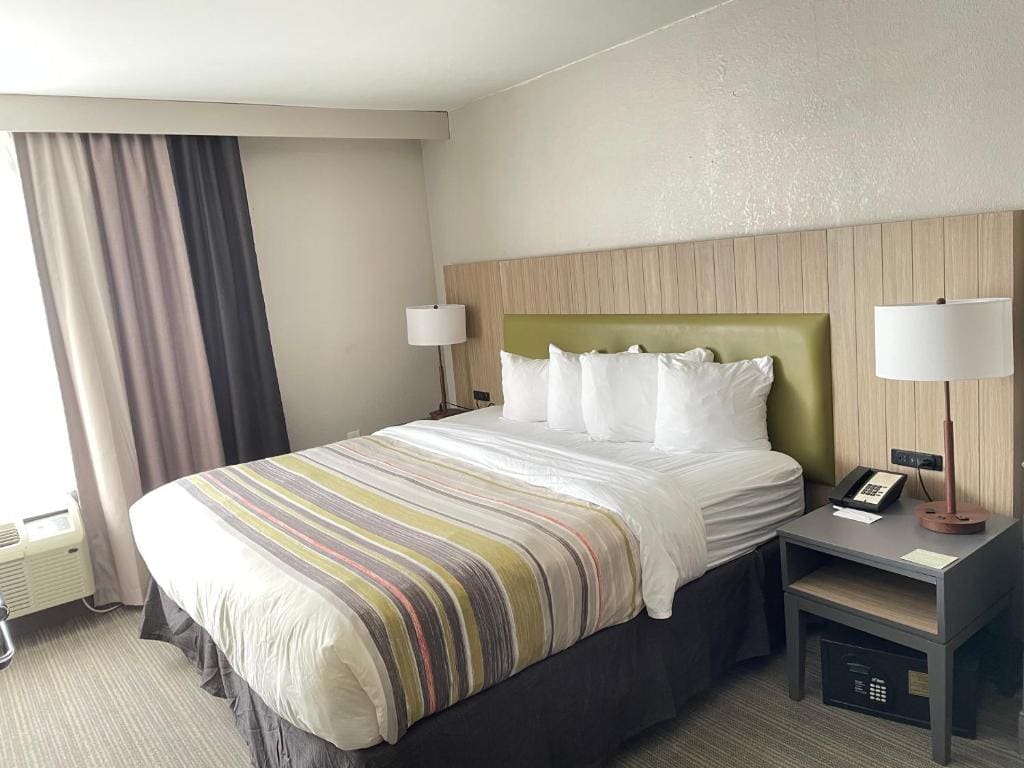 King Room - Disability Access/Non-Smoking room - Image 1